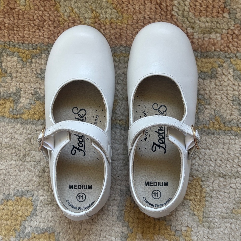 EUC Toddler Girls White Mary Jane Dress Shoes - Picture 6 of 6